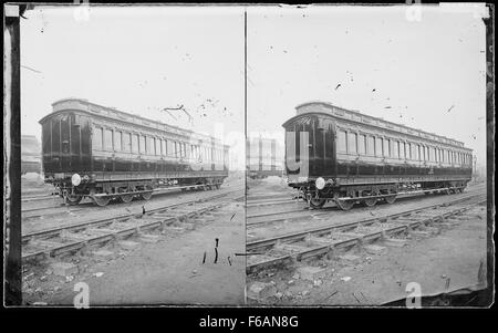 Eine schwarz-weiße Glasplatte, die einen Eisenbahnwaggon zeigt, stammt aus den Archiven der NSW und zeigt den Transport des frühen 20. Jahrhunderts in Australien. Stockfoto