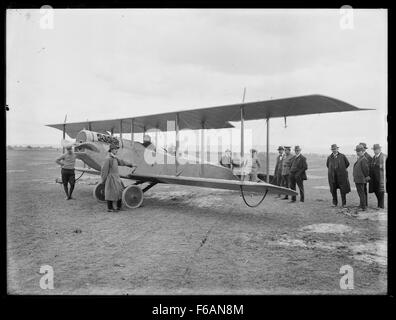 Foto von Mr. Griffith in einem Doppeldecker am Richmond State Aerodrome, New South Wales, Australien, um 1917, aufgenommen auf Glasplatte negativ. Stockfoto