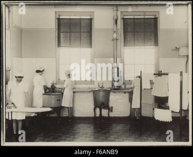 Foto aus den Archiven des State Records NSW, das Schüler zeigt, die im Rahmen der Ausbildung zur Hauswirtschaft in einer australischen Schule aus den 1930er Jahren an Wäschereiaktivitäten teilnahmen. Stockfoto