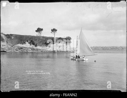 Männer, die ein Segelboot am Northcote, Auckland Stockfoto