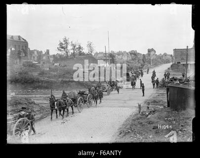 New Zealand Bataillon Transport durch zurückeroberten Bapaume, Weltkrieg Stockfoto