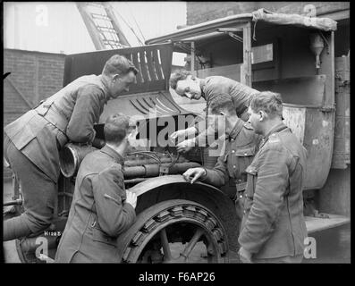 Neuseeland Soldaten erhalten pädagogische Anweisung mit einem deutschen motor Stockfoto