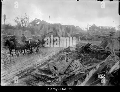 New Zealand Transport durch ein zurückeroberten französisches Dorf, Welt Stockfoto