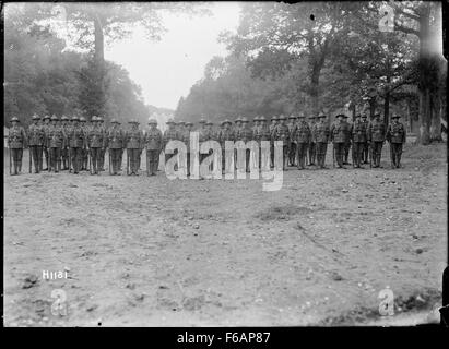 Ein Foto, das einen Zug des Wellington Regiments von Neuseeland, der an einer Gedenkveranstaltung teilnimmt, festnimmt. Dieses Bild spiegelt Neuseelands militärische Traditionen und seine Rolle bei der Ehrung gefallener Soldaten wider und markiert einen wichtigen Moment im militärischen Gedenken. Stockfoto