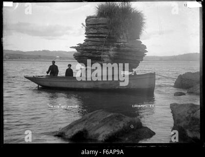 Ein Foto aus dem Jahr 1910, das den Ölstart Nita zeigt, der im Hafen von Raglan in Neuseeland angedockt ist. Der Start wurde für den Transport genutzt und ist eine historische Darstellung des maritimen Lebens in der Region des frühen 20. Jahrhunderts. Stockfoto
