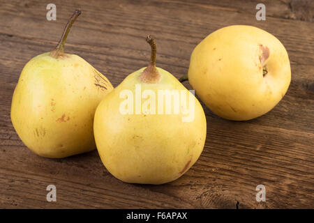 Reife Birnen über Holz Stockfoto