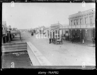 Dieses Foto zeigt eine Straßenszene in Opunake, Neuseeland, die das Middleton’s Hotel mit Geschäften auf beiden Seiten zeigt. Das Bild fängt das Wesen des Kleinstadts Neuseelands ein, wobei der Schwerpunkt auf der Architektur und der lebhaften Straßenumgebung liegt. Stockfoto