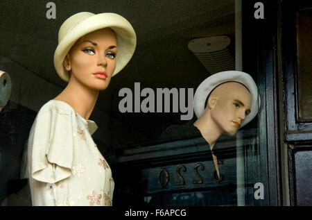 Schaufensterpuppen im Schaufenster Stockfoto