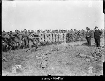 Das Pioneer Battalion, eine Einheit der neuseeländischen Armee während des Ersten Weltkriegs, führt vor der Schlacht den Haka auf, einen traditionellen Maori-Kriegstanz. Das Haka symbolisiert Stärke und Einheit und dient als kraftvoller Ausdruck des kulturellen Erbes und des militärischen Geistes. Stockfoto