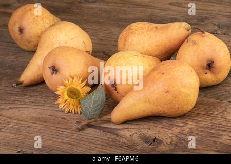 Reife Birnen Frucht über alten hölzernen Hintergrund Stockfoto