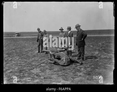 Premierminister William Massey aus Neuseeland wird zusammen mit Sir Joseph Ward in einem Foto aus dem frühen 20. Jahrhundert gezeigt. Das Bild fängt diese politischen Schlüsselfiguren aus der neuseeländischen Geschichte während ihrer Führungspositionen ein. Stockfoto