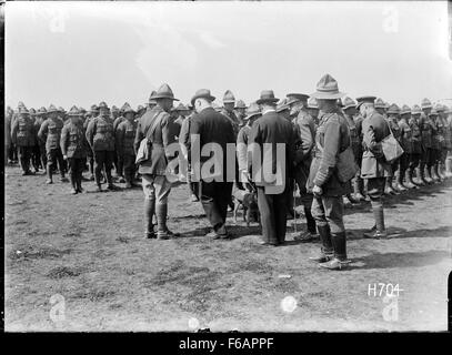 Dieses Foto zeigt den neuseeländischen Premierminister William Massey, der das Wellington-Regiment während des Ersten Weltkriegs inspiziert und die militärische Führung und die Rolle der neuseeländischen Streitkräfte in den Kriegsanstrengungen widerspiegelt. Stockfoto