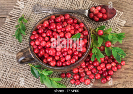 Preiselbeeren Cranberry über Sackleinen Hintergrund Draufsicht Stockfoto