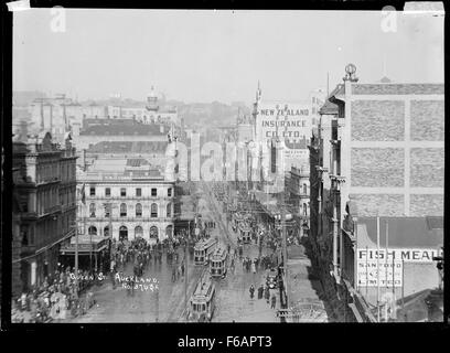 Foto der Queen Street in Auckland, Neuseeland, mit der belebten Hauptstraße, die von Geschäften, Cafés und historischen Gebäuden gesäumt ist und das pulsierende urbane Leben der Stadt widerspiegelt. Stockfoto
