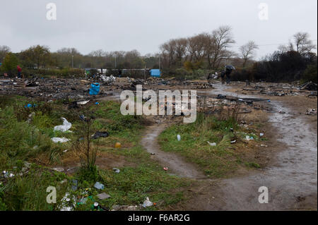 Calais, Frankreich. 14. November 2015. Provisorischen Hütten und Zelten Kampf gegen das regnerische Wetter. Die Unterstände sind dicht zusammengepackt Stockfoto