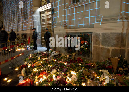 Kopenhagen, 15. November 2015. Tausende von Menschen in Kopenhagen zeigen ihre Solidarität und Sympathie mit den Franzosen vor der französischen Botschaft in Kopenhagen nach Terror-Anschlägen in Paris am vergangenen Freitag. Die riesige Menge an Blumen und Nachrichten wächst noch heute Sonntag Abend nach der offiziellen Gedenkveranstaltungen in Kopenhagen heute früh und offiziellen Veranstaltungen und spontane Aktionen in ganz Dänemark. Bildnachweis: Niels Quist/Alamy Live-Nachrichten Stockfoto