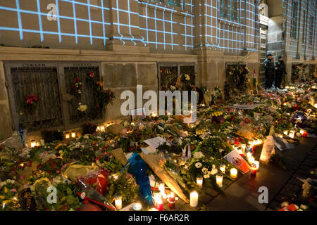 Kopenhagen, 15. November 2015. Tausende von Menschen in Kopenhagen zeigen ihre Solidarität und Sympathie mit den Franzosen vor der französischen Botschaft in Kopenhagen nach Terror-Anschlägen in Paris am vergangenen Freitag. Die riesige Menge an Blumen und Nachrichten wächst noch auf den Beeten diesem Sonntag Abend nach der offiziellen Gedenkveranstaltungen in Kopenhagen heute früh und offiziellen Veranstaltungen und spontane Aktionen in ganz Dänemark. Bildnachweis: Niels Quist/Alamy Live-Nachrichten Stockfoto