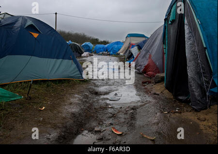 Calais, Frankreich. 14. November 2015. Provisorischen Hütten und Zelten Kampf gegen das regnerische Wetter. Die Unterstände sind dicht zusammengepackt Stockfoto