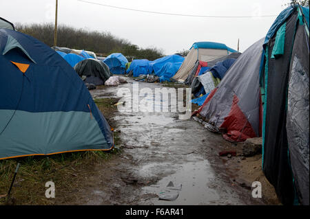 Calais, Frankreich. 14. November 2015. Provisorischen Hütten und Zelten Kampf gegen das regnerische Wetter. Die Unterstände sind dicht zusammengepackt Stockfoto