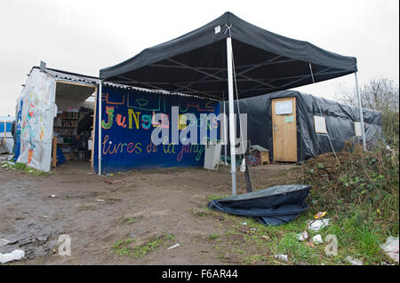 Calais, Frankreich. 14. November 2015. Dschungel-Bücher, die Bibliothek im Flüchtlingslager, den Dschungel von Calais im Regen © Becky Matthews Stockfoto