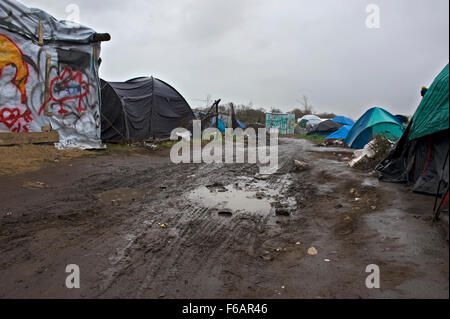 Calais, Frankreich. 14. November 2015. Provisorischen Hütten und Zelten Kampf gegen das regnerische Wetter. Die Unterstände sind dicht zusammengepackt Stockfoto