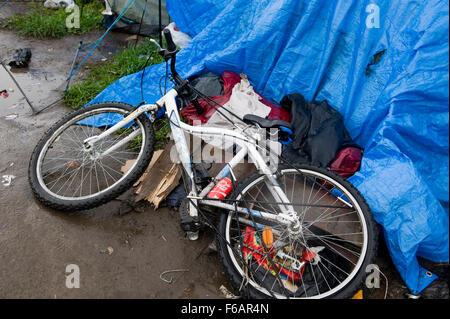 Calais, Frankreich. 14. November 2015. Szenen aus der Refugee camp Calais Dschungel im Regen © Becky Matthews Stockfoto