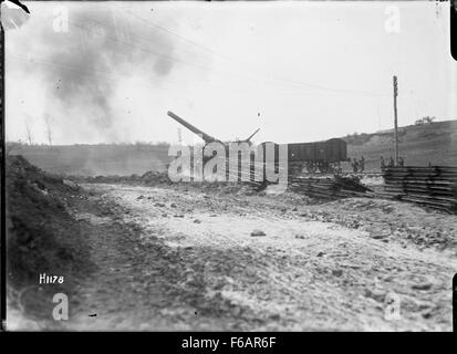 Eine britische 92 Schiene Waffe in Aktion in Coigneux, Frankreich Stockfoto