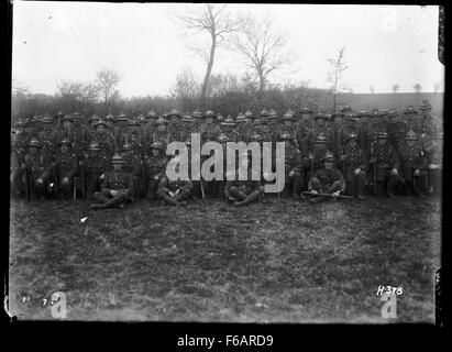 Dieses historische Foto zeigt Soldaten der Hawkes Bay Company, Wellington Regiment, in Frankreich während des Ersten Weltkriegs. Das Bild zeigt die Uniformen der Soldaten und die harten Realitäten des Krieges während des frühen 20. Jahrhunderts. Stockfoto