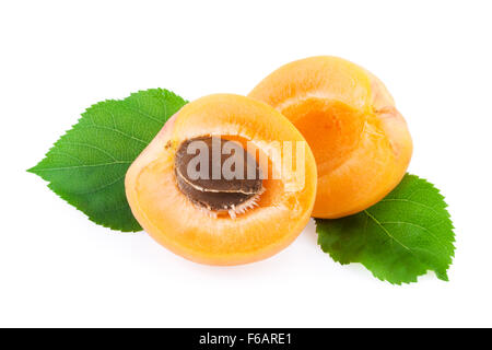 Aprikose mit grünen Blatt isoliert Stockfoto