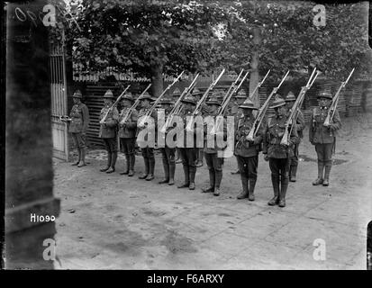 Neuseeländische Soldaten stehen während des Ersten Weltkriegs im Hauptquartier der Division in Beauvois Wache. Dieses historische Bild zeigt die disziplinierte militärische Präsenz neuseeländischer Truppen in Frankreich während des Krieges und zeigt ihr Engagement für ihre Pflicht und ihre Rolle in den alliierten Streitkräften. Stockfoto