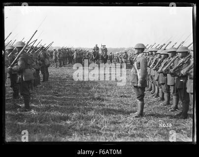 Dieses Foto zeigt den Prinzen von Wales, der die neuseeländischen Truppen in Beauvois, wahrscheinlich während des Ersten Weltkriegs, untersucht. Das Bild zeigt einen bedeutenden Moment der militärischen Inspektion und unterstreicht die Beziehung zwischen der britischen Monarchie und den neuseeländischen Streitkräften. Stockfoto