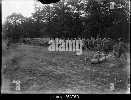 Eine Spalte mit deutschen Kriegsgefangenen vorbei Havrincourt Wood, Weltkrieg Stockfoto