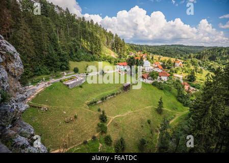 Dorf und Landschaft Blick vom Fenster der Burg Predjama in Slowenien. Touristische Sehenswürdigkeit. Stockfoto