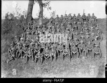 Eine Kompanie des Wellington Regiments steht während des Ersten Weltkriegs in Longsart, Frankreich, und repräsentiert das militärische Engagement und die Tapferkeit der neuseeländischen Streitkräfte an der Westfront. Stockfoto