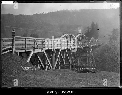 Ein historisches Foto der Waipa Bridge, die den Waipa River in der Nähe von Ngaruawahia im Jahr 1910 überspannt. Dieses Bild aus dem frühen 20. Jahrhundert erfasst die Struktur in ihrer ursprünglichen Form und dient als bedeutendes Stück lokaler Infrastruktur in Neuseeland. Stockfoto