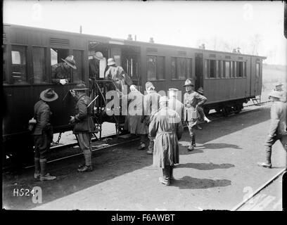Dieses Foto zeigt verwundete deutsche Gefangene, die während des Ersten Weltkriegs in Louvencourt in Frankreich in einen Zug einsteigen. Das Bild zeigt die düstere Realität der Auswirkungen des Krieges auf Soldaten, während Gefangene vom Schlachtfeld in die Gefangenschaft transportiert werden. Stockfoto