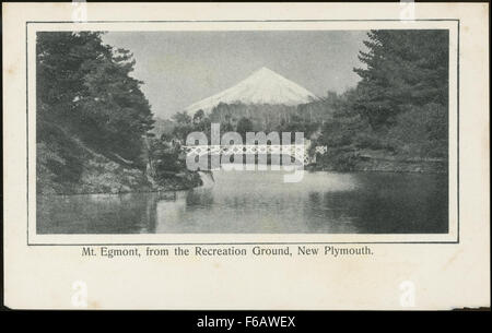 Diese Postkarte aus dem frühen 20. Jahrhundert zeigt den Mount Egmont (heute Mount Taranaki) vom Recreation Ground in New Plymouth, Neuseeland. Das Bild fängt die majestätische Landschaft ein und zeigt das symmetrische Profil des Berges vor landschaftlich reizvoller Kulisse. Stockfoto