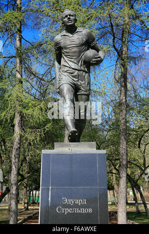 Denkmal für die sowjetischen Fußballer Eduard Streltsov (1937-1990) des FC Torpedo Moskau in Moskau, Russland Stockfoto