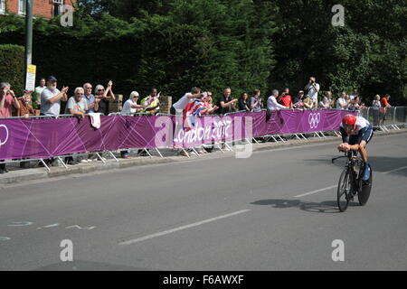 Britischer Radrennfahrer Bradley Wiggins in einem Straßenrennen und Menge an die Olympischen Spiele in London 2012 Stockfoto