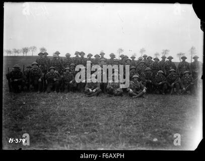 Ein Gruppenporträt des Wellington-Regiments, das während des Ersten Weltkriegs in Frankreich stationiert war, fängt die Soldaten in voller Uniform ein. Das Bild spiegelt die Rolle des Regiments im Krieg wider und zeigt die Männer, die in einer der renommiertesten Militäreinheiten Neuseelands gedient haben. Das Foto zeigt die Tapferkeit und das Opfer derjenigen, die im Ersten Weltkrieg gekämpft haben, um ihr Engagement für ihr Land zu ehren. Stockfoto