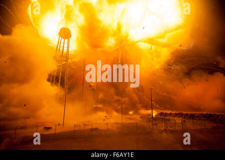 Mid-Atlantic Regional Spaceport Pad 0A wird gesehen, nachdem die orbitale ATK Antares-Rakete mit Cygnus Raumfahrzeug an Bord, einen katastrophalen Anomalie Momente nach dem Start am Dienstag, 28. Oktober 2014, bei der NASA Wallops Flight Facility in Virginia erlitt.  Das Cygnus Raumfahrzeug war gefüllt mit Lieferungen für die internationale Raumstation, einschließlich wissenschaftliche Experimente, Experiment Hardware, Ersatzteile und Besatzung Bestimmungen geplant. Bildnachweis: (NASA/Joel Kowsky) Stockfoto