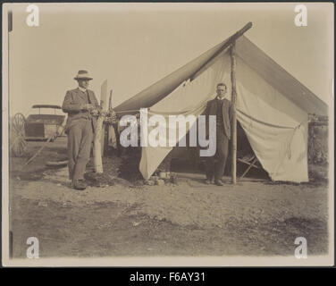 Dieses Foto zeigt zwei nicht identifizierte Männer in einem Eisenbahnbaulager in Gundagai, Australien. Das Bild stammt wahrscheinlich aus dem 19. Jahrhundert und bietet einen Einblick in die harte Arbeit und die Bedingungen, mit denen die Arbeiter während des Baus des Eisenbahnsystems konfrontiert waren. Stockfoto