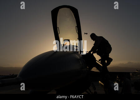 US Air Force Captain Doug Mayo, 555. Expeditionary Fighter Squadron, betritt ein Flugzeug f-16 Fighting Falcon vor der Durchführung einer preflight-Überprüfung mit Staff Sgt William Harris, 455. Expeditionary Wartung Geschwader Crewchief bei Bagram Air Field, Afghanistan, 8. Juni 2015. 455. EAMXS sorgen für Fighting Falcons auf Bagram für Flug vorbereitet sind und eine Mission bereit den Zustand wieder, sobald sie landen.  (US Air Force Foto von techn. Sgt Joseph Swafford/freigegeben) Stockfoto