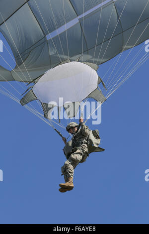 Pvt. Richard Kellogg, gebürtig aus Atlanta, zugewiesene 1st Battalion (Airborne), 501. Infanterie-Regiment, 4th Infantry Brigade Combat Team (Airborne), 25. Infanterie-Division, U.S. Army Alaska, steigt bei einem Praxis-Sprung über Malemute Drop Zone, gemeinsame Basis Elmendorf-Richardson, Alaska, 24. August 2015. Ground Self-Defense Force in Japan und US Army Fallschirmjäger führte den Praxis Sprung nutzen königlichen australischen und US Air Force Flugzeuge als Teil der pazifischen Luftbrücke Rally 2015, eine Biennale, multilaterale taktische militärische Symposium zur Verstärkung der Interoperabilität militärischer Luftbrücke und co Stockfoto