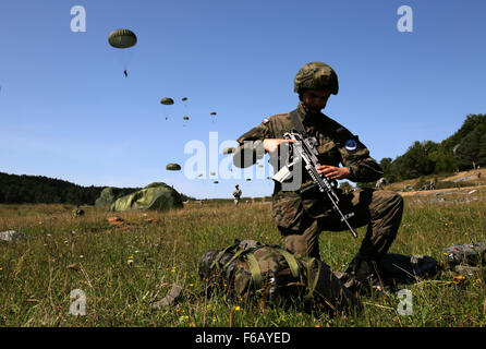 Ein polnischer Fallschirmjäger mit der 6. polnischen Airborne Brigade, packt seinen Rucksack nach Fallschirm aus einem Flugzeug während des Trainings Swift Response, Hohenfels, Deutschland, 26. August 2015. SWIFT-Reaktion ist eine kombinierte Luftlandeausbildung Veranstaltung unter Beteiligung von mehr als 4.800 Service-Mitglieder aus 11 Nationen der North Atlantic Treaty Organization (NATO).   (Foto: U.S. Army Spc. William Lockwood / veröffentlicht) Stockfoto