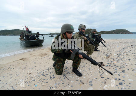 150827-N-FN215-215 SATTAHIP, Thailand (27. August 2015) - Segler, Coastal Riverine Staffel 4 und Mitglieder der Royal Thai Navy Riverine Patrol Regiment Verhalten zugewiesen einfügen und Training während der Zusammenarbeit flott Bereitschaft und Training (CARAT) Thailand 2015 zu extrahieren. In seinem 21. Jahr ist Karat eine jährliche, bilaterale Übung-Serie mit der U.S. Navy, U.S. Marine Corps und der Streitkräfte der neun Partnernationen einschließlich, Bangladesch, Brunei, Kambodscha, Indonesien, Malaysia, Philippinen, Singapur, Thailand und Timor-Leste. (Foto: U.S. Navy Mass Communication Specialist 1. Klasse Josh Stockfoto