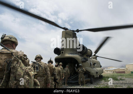 US-Soldaten zugewiesen das 3. Bataillon, 187. Infanterie-Regiment (Iron Rakkasans), 101st Airborne Division (Air Assault) und Air Force Senior Airman Grant Haefke, eine gemeinsame Terminal Angriff Controller die 817th Expeditionary Air Support Operations Squadron, qualifizierte Tactical Air Control Party Airman zugewiesen eingeben einen US Army CH-47 Chinook Hubschrauber am ein Afghan National Army combat Outpost in Afghanistan, Juni 23 , 2015. Die Soldaten und Haefke unterstützt eine NATO entschlossene Unterstützung Zug beraten unterstützen Befehl-Air Mission.  (US Air Force Foto von techn. Sgt Joseph Swafford/freigegeben) Stockfoto