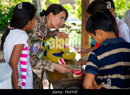 150623-N-DJ347-141 SAN JULIAN El Salvador (23. Juni 2015) Wehrmacht Oberstleutnant Laura Dimovici, Zahnärztin derzeit zugewiesen an das Military Sealift Command Krankenhaus Schiff USNS Comfort (T-AH 20), Dental-Hygiene mit Kindern in El Centro Escolar Kanton Chilata, San Julian als Teil einer Gemeinschaft-Relations-Veranstaltung zur Unterstützung der kontinuierlichen Versprechen 2015 erläutert. Weiterhin verspricht ein US Southern Command gesponsert und US Marine Kräfte südlichen Spezialoperationen. 4. Flotte durchgeführt Bereitstellung, zivil-militärische Operationen einschließlich zivile und humanitäre Hilfe, Gegenstand Experten Austausch durchzuführen, Stockfoto