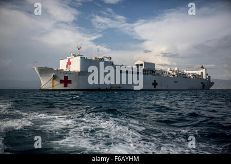 Die USNS Comfort (T-AH-20) liegt vor der Küste von Carrefour, Haiti, während der anhaltenden Versprechen 15, 14. September 2015. Die fortgeführten versprechen ein US Southern Command gesponsert und US Marine Kräfte südlichen Spezialoperationen. 4. Flotte durchgeführt Bereitstellung, zivil-militärische Operationen einschließlich zivile und humanitäre Hilfe durchzuführen ist, austauscht Fachexperten, Medizin, dental, Veterinär und engineering Support und Katastrophe Antwort Partnernationen und US-Unterstützung und das Engagement in Mittel- und Südamerika und der Karibik zu zeigen. (U.S. Marine Corps Foto von Sgt. James R. Skelton/freigegeben) Stockfoto