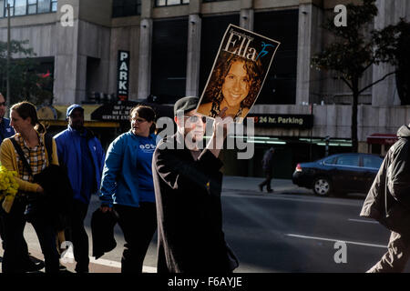 New York, New York, USA.  15. November 2015: Mann hält ein Schild mit "Remembering Ella" im März. Stockfoto